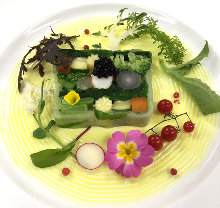 リンデンを使ったフランス料理「10種の野菜と車海老のテリーヌ、リンデンの香り」